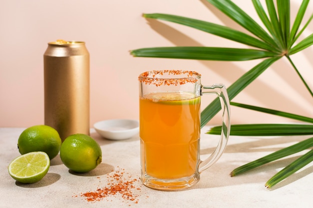 Foto gratuita surtido de bebidas picante michelada