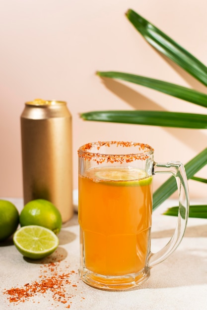 Foto gratuita surtido de bebidas picante michelada