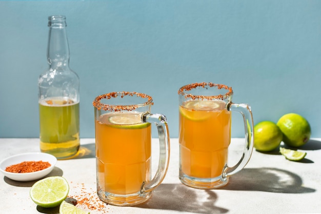 Foto gratuita surtido de bebidas picantes de michelada