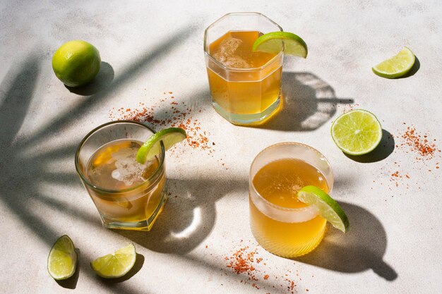 Surtido de bebidas picantes de michelada