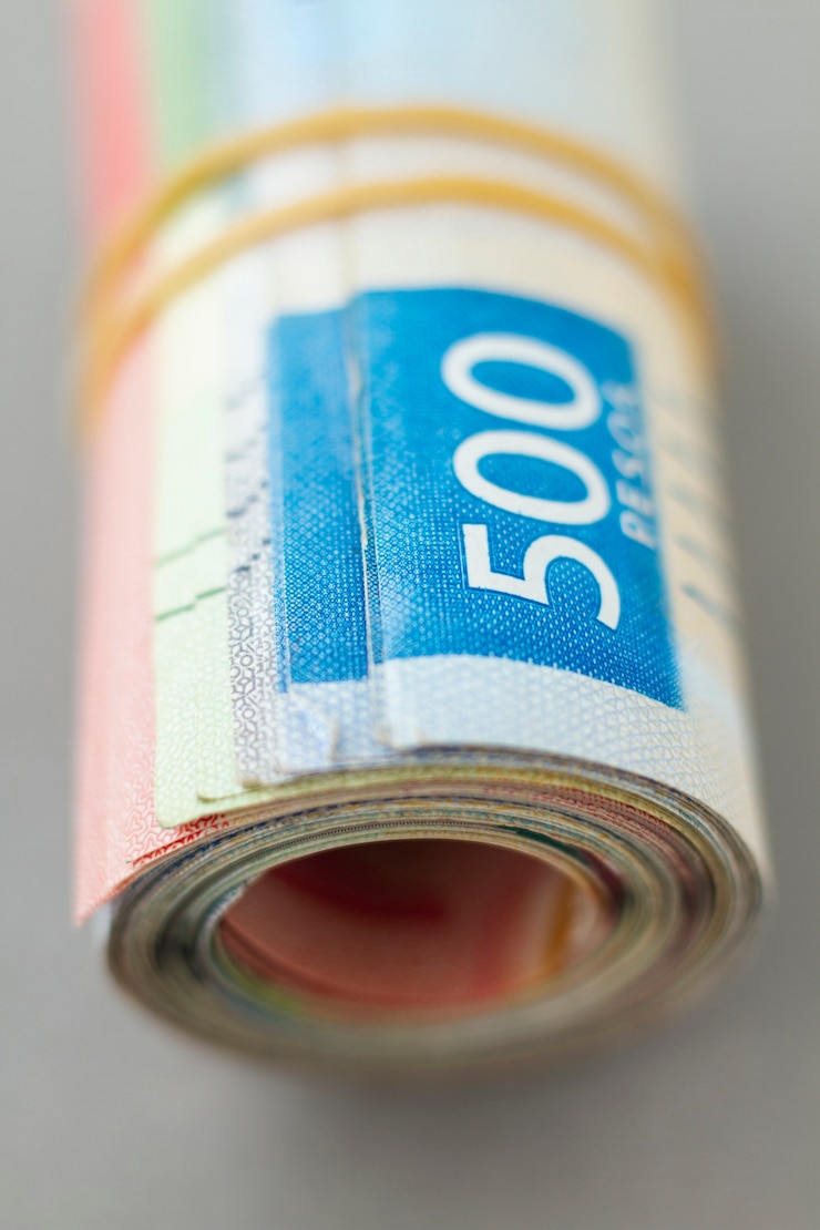 Foto gratuito surtido de billetes mexicanos borrosos