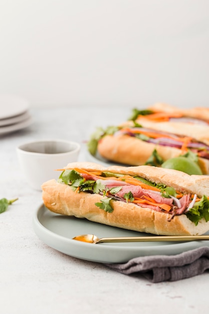 Surtido de bocadillos con jamón.