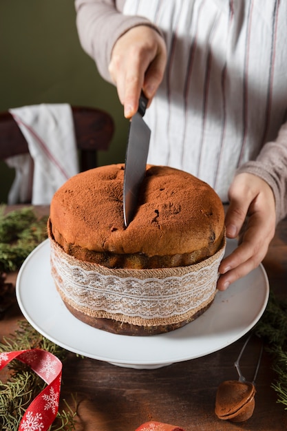 Surtido de bodegones de delicioso panettone