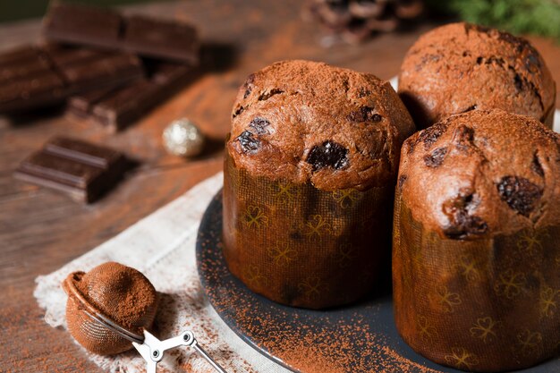 Surtido de bodegones de delicioso panettone