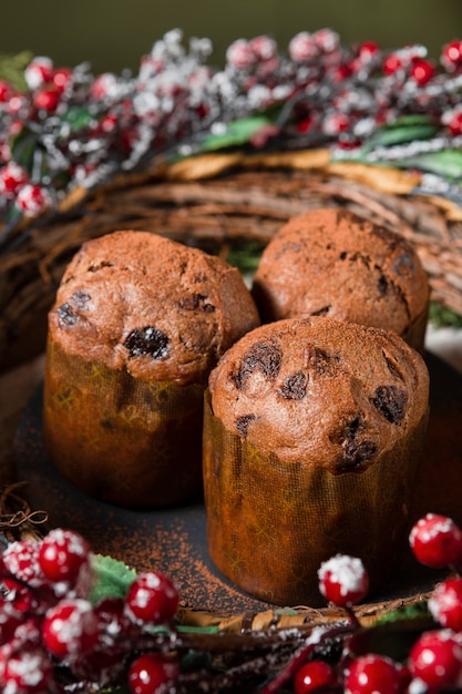 Surtido de bodegones de delicioso panettone