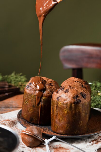 Surtido de bodegones de delicioso panettone