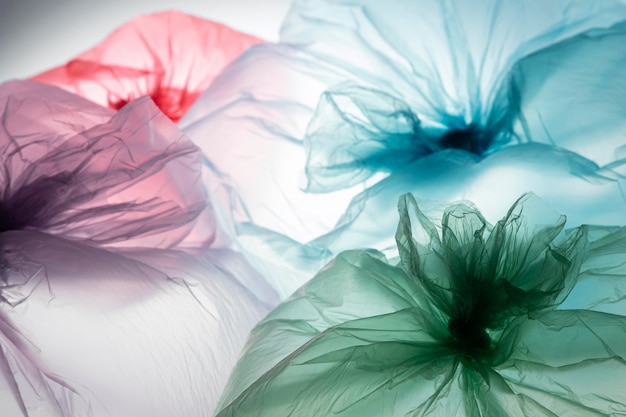 Surtido de bolsas de plástico de diferentes colores.