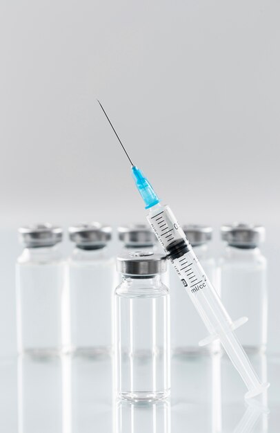 Surtido de botellas de vacuna preventiva contra el coronavirus
