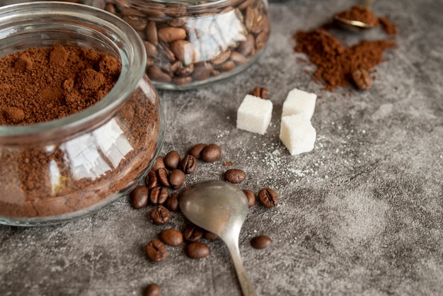 Surtido de café sobre fondo de mármol.