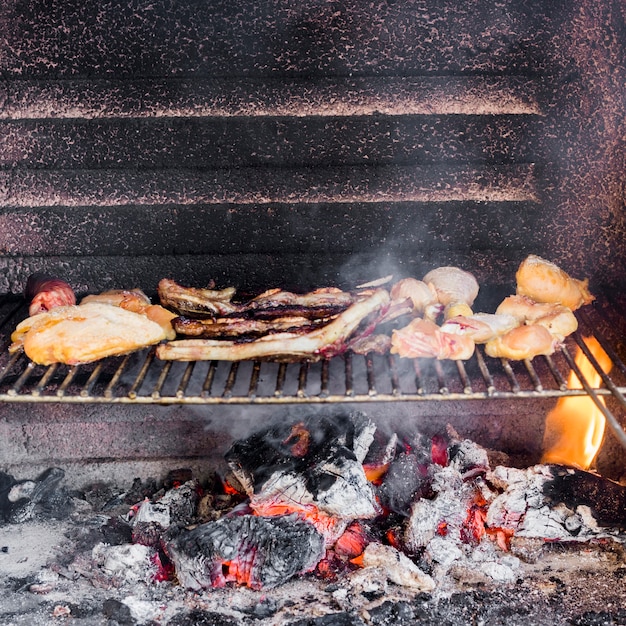 Surtido de carne a la parrilla en barbacoa