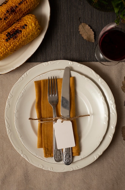 Surtido de cena de acción de gracias en la mesa.