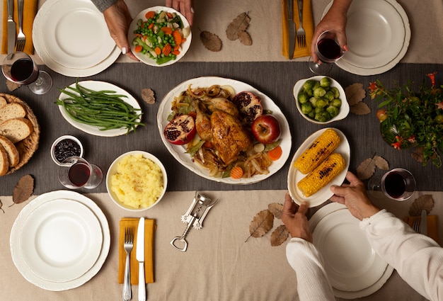 Surtido de cena de acción de gracias en la mesa.