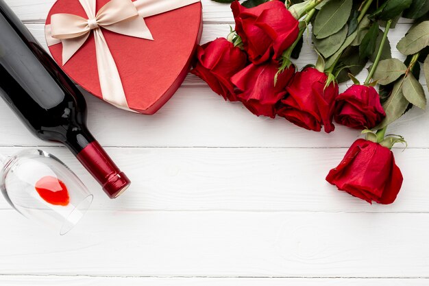 Surtido para la cena del día de San Valentín sobre fondo blanco de madera