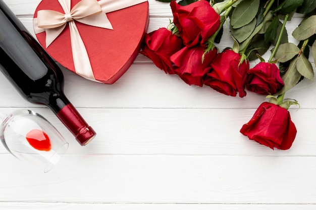 Surtido para la cena del día de San Valentín sobre fondo blanco de madera