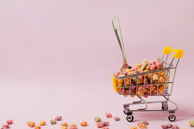 Surtido de cereales en pequeño carrito de compras