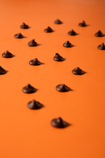 Surtido de chispas de chocolate con fondo naranja