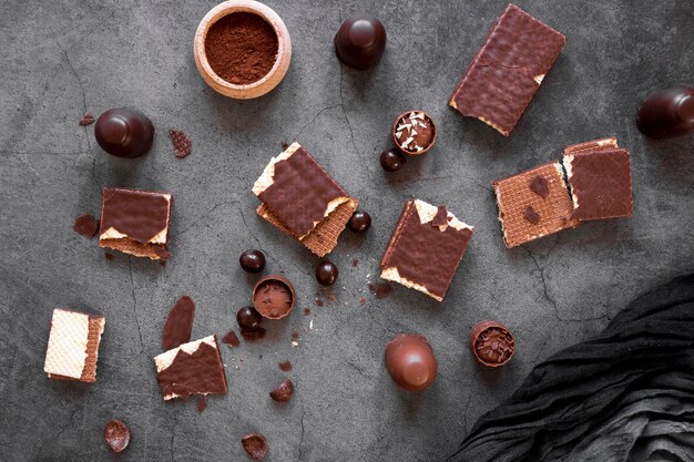 Surtido de chocolate sobre fondo oscuro