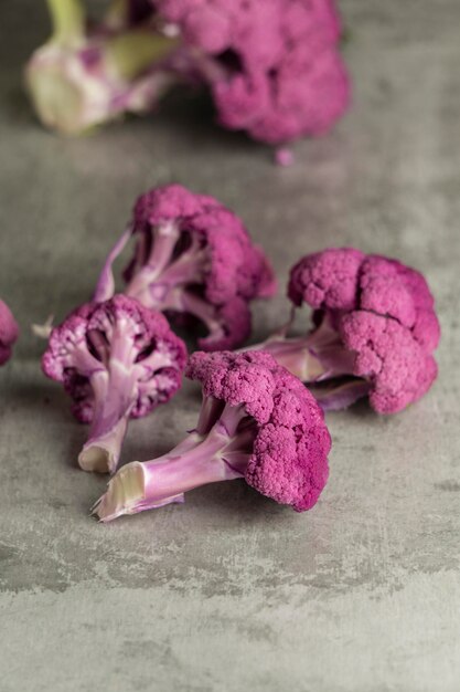 Surtido de coliflor rosa de alto ángulo