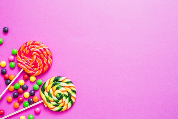 Surtido colorido de gotas y lollipops