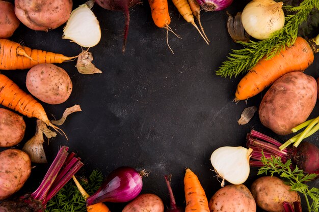 Surtido colorido de verduras con espacio de copia