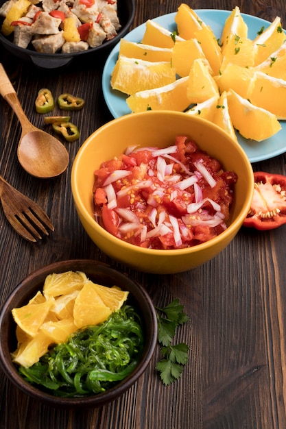 Foto gratuita surtido de comida brasileña de alto ángulo