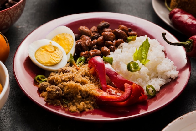 Foto gratuita surtido de comida brasileña de alto ángulo