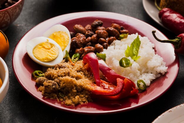 Surtido de comida brasileña de alto ángulo