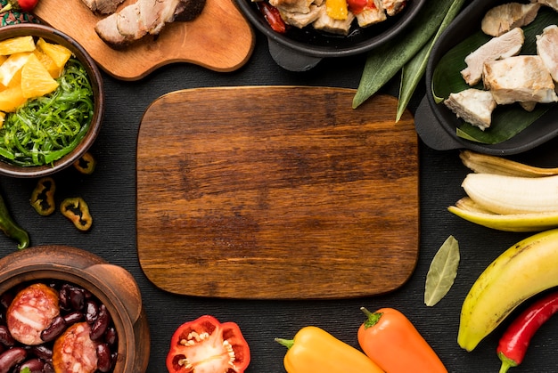 Surtido de comida brasileña con tabla