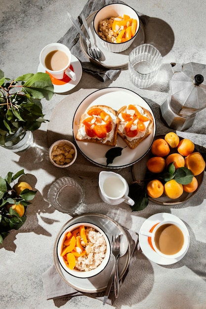 Surtido de comida de desayuno delicioso plano laico