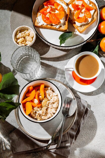 Surtido de comida de desayuno delicioso plano laico