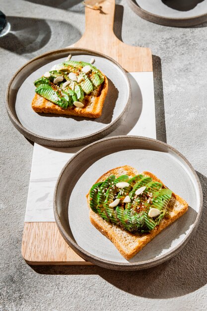 Surtido de comida de desayuno nutritivo de alto ángulo