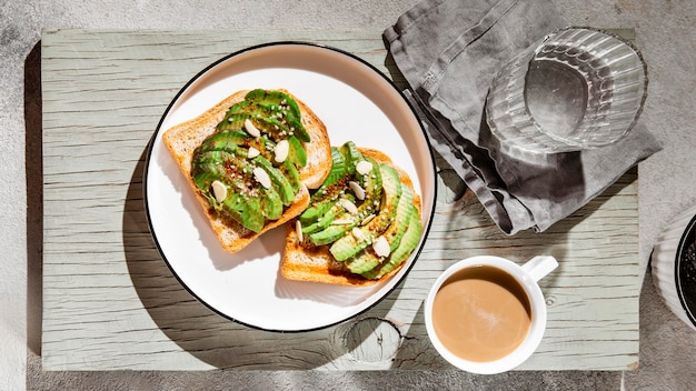 Surtido de comida de desayuno nutritivo plano laico