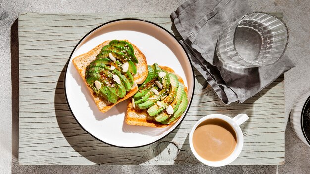 Surtido de comida de desayuno nutritivo plano laico