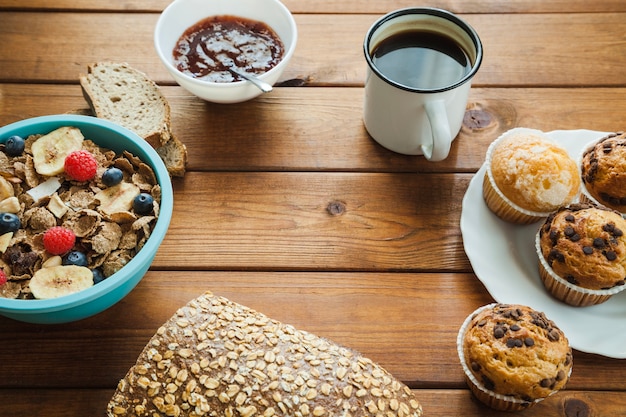 Surtido de comida para el desayuno