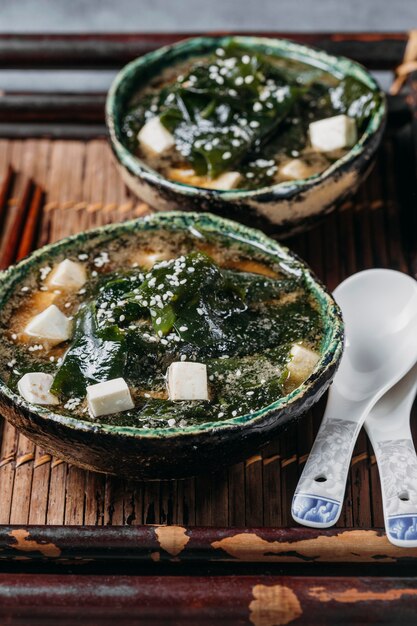 Foto gratuita surtido de comida japonesa de alto ángulo en tazones