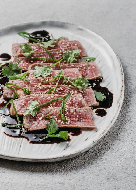 Surtido de comida japonesa de alto ángulo