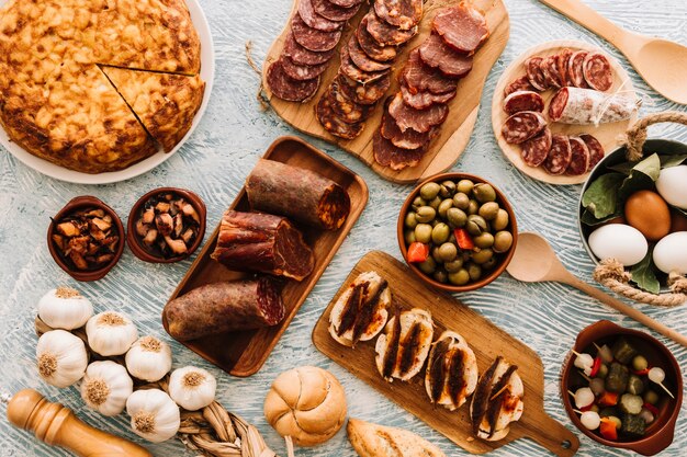 Surtido de comida en la mesa estampada