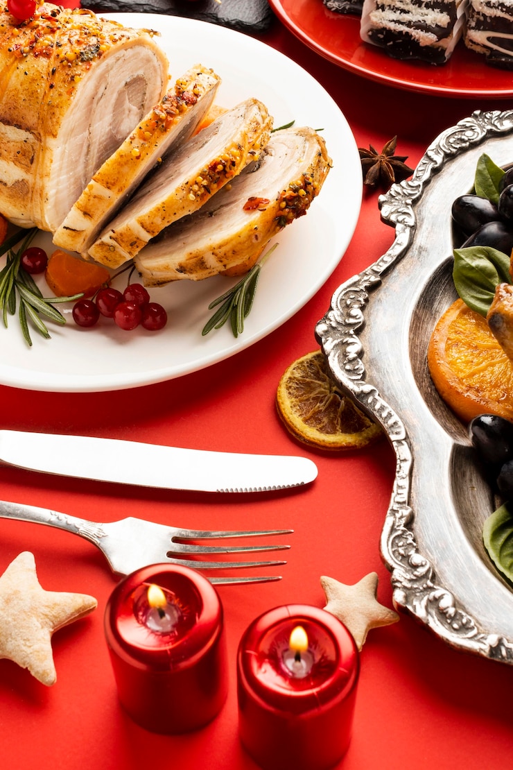 Foto gratuito surtido de comida navideña festiva de alto ángulo