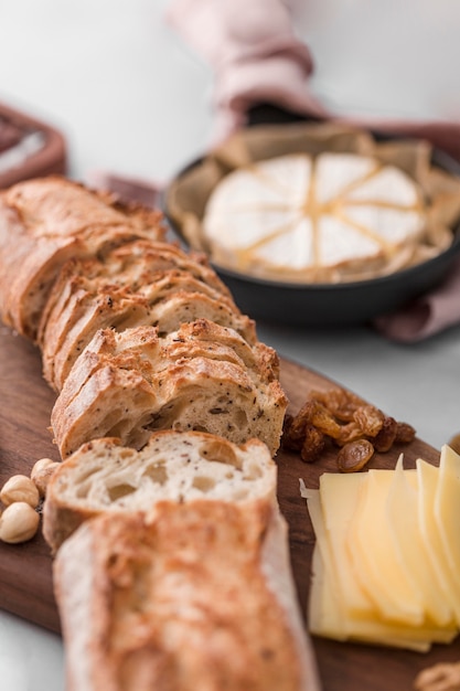 Surtido de comida sabrosa alto ángulo