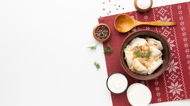 Foto gratuita surtido de comida sabrosa laicos plana con espacio de copia