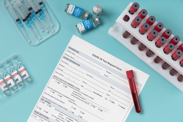 Surtido de coronavirus con muestras de sangre y vacuna.