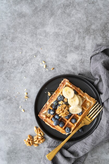 Surtido creativo de comida de desayuno.