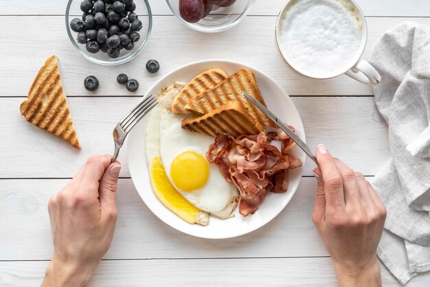 Surtido creativo de comida de desayuno.