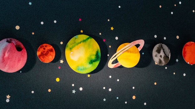 Surtido creativo de planetas de papel.