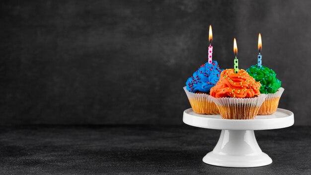 Surtido de cupcakes para fiesta de cumpleaños