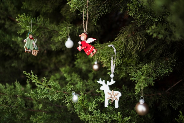 Foto gratuita surtido con decoración de árbol de navidad en forma de ángel