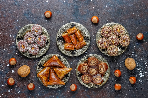 Foto gratuita surtido de delicias turcas tradicionales con nueces