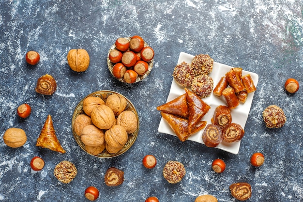 Foto gratuita surtido de delicias turcas tradicionales con nueces