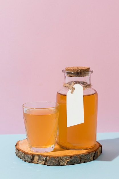 Surtido con deliciosa bebida de kombucha