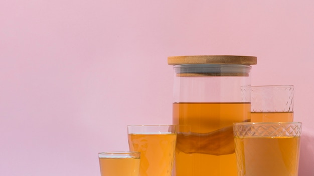 Foto gratuita surtido con deliciosa bebida de kombucha